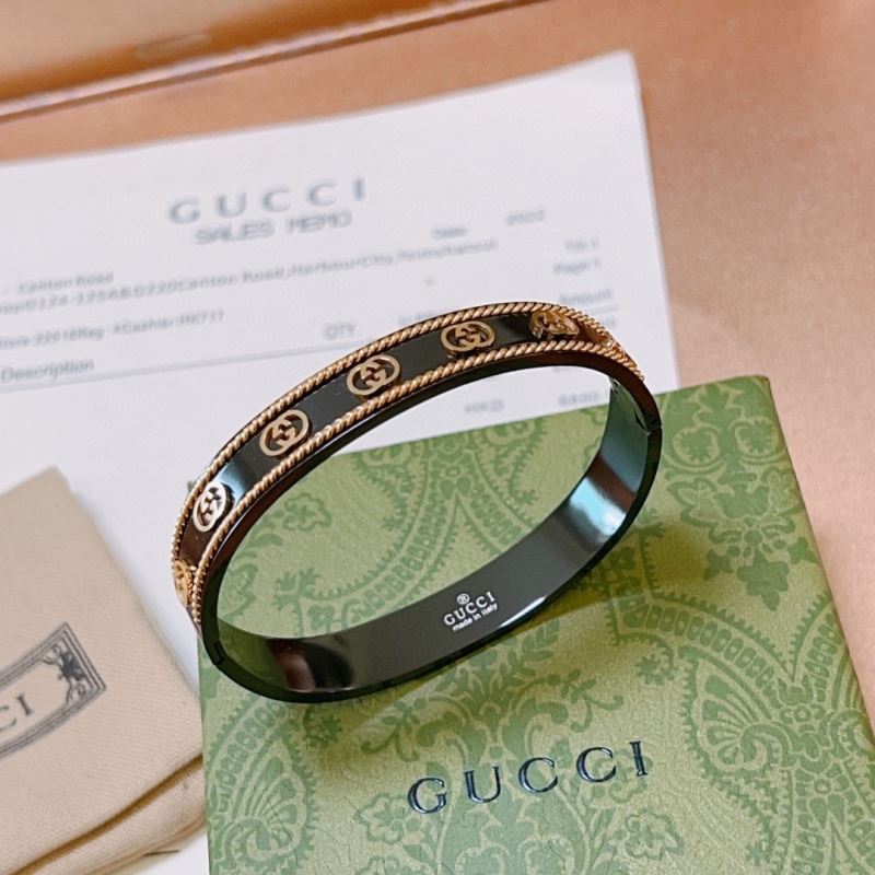 G*u*i bracelets